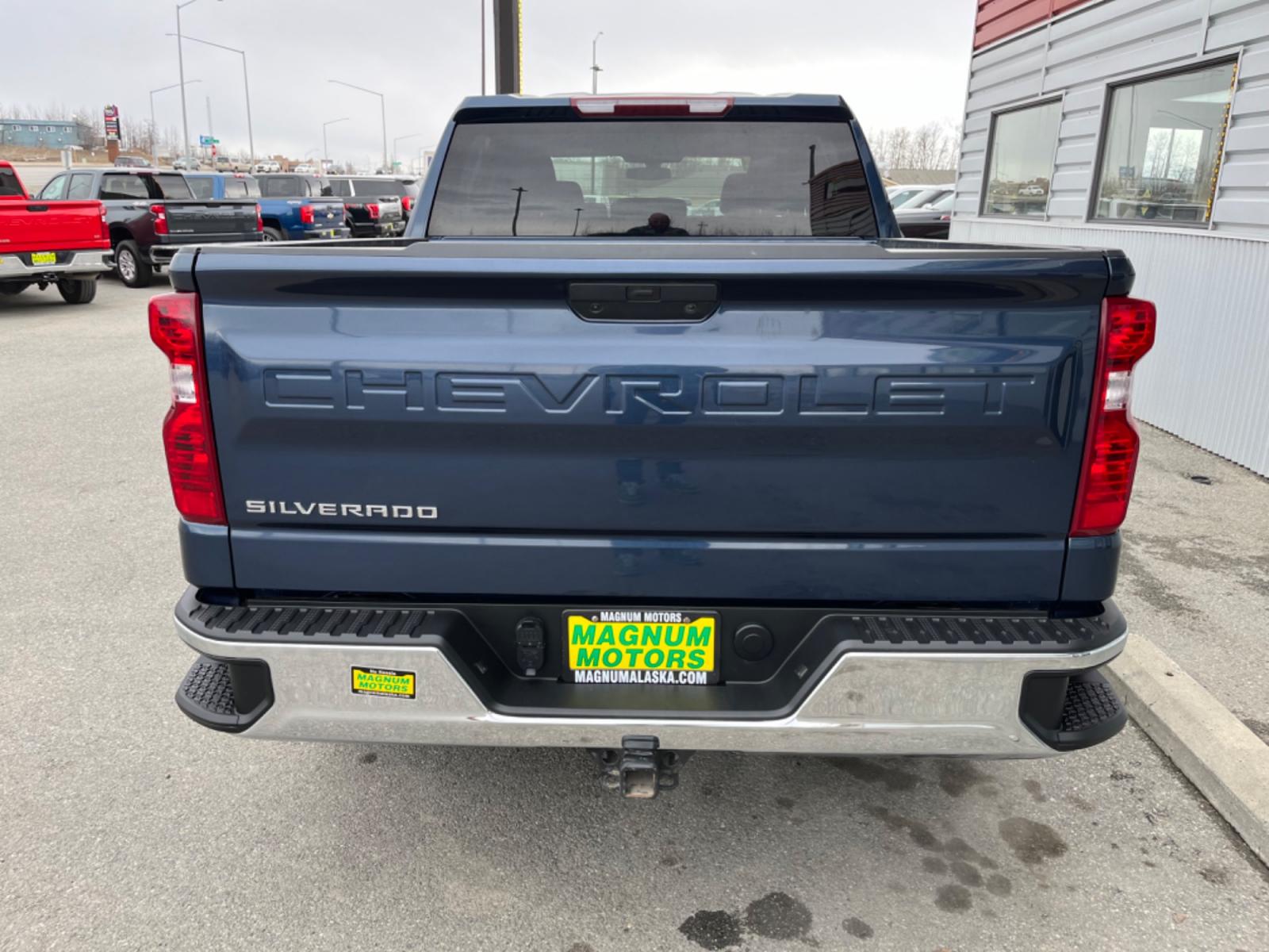 2022 BLUE /Black CHEVROLET SILVERADO 1500 LT (3GCUYDEDXNG) with an 5.3L engine, Automatic transmission, located at 1960 Industrial Drive, Wasilla, 99654, (907) 274-2277, 61.573475, -149.400146 - Photo #3